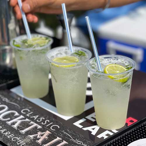 What to Expect When Hiring a Bartender for a Wedding